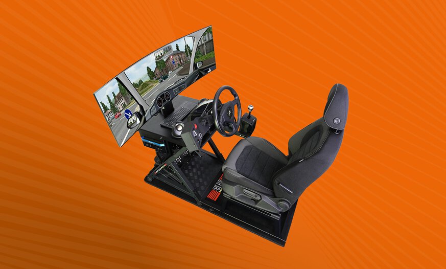 Simulator kompakt vor Orangem Hintergrund